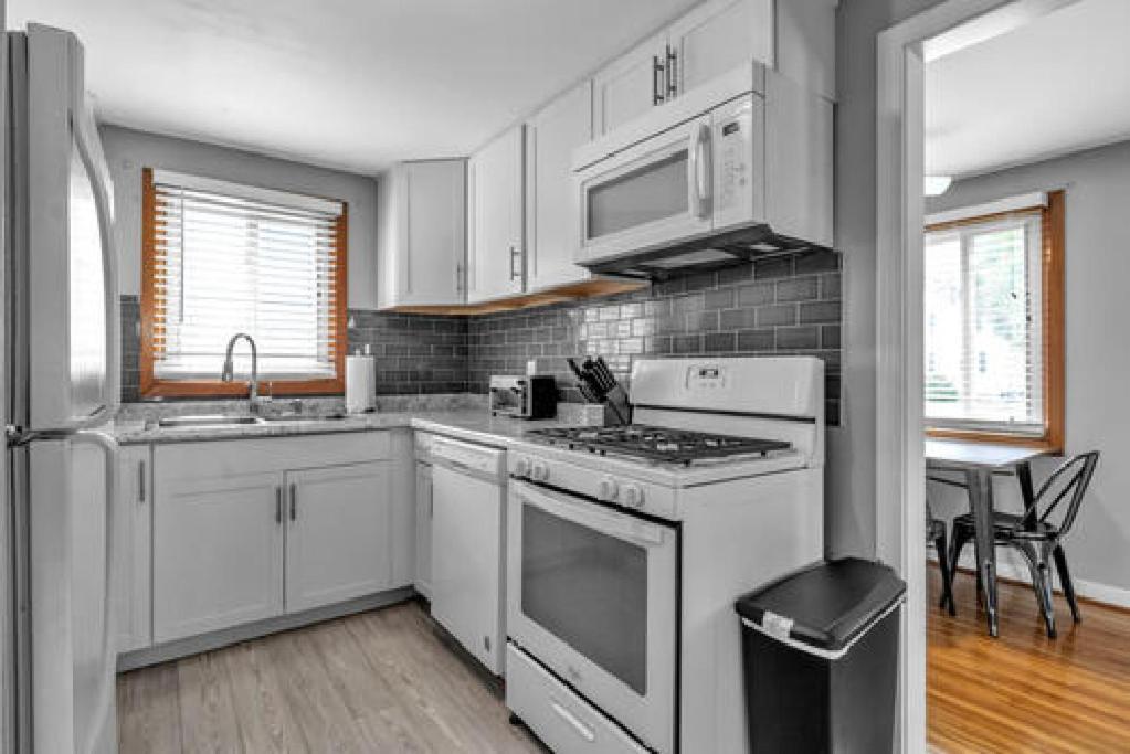 Gorgeous 2 Queen Bedroom Lower Apartment In North Buffalo With Free Driveway Parking Buitenkant foto